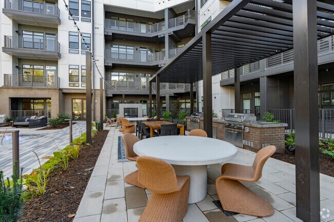 Pool & Outdoor Kitchen - The Brinkley at the Edge
