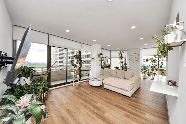 Photo - 14 Greenway Plz Unit 23P