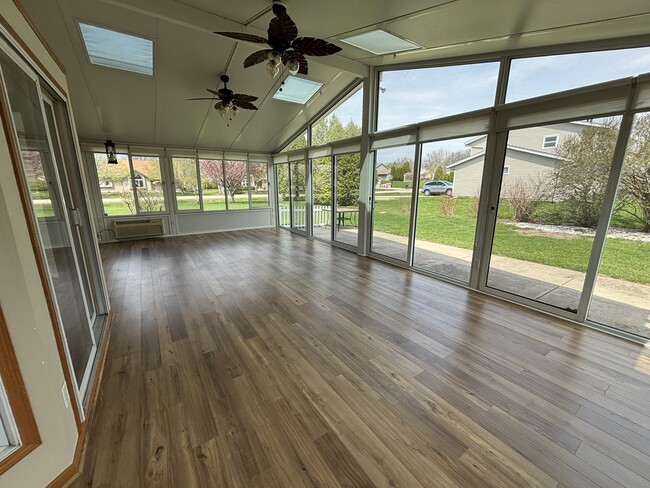 Sun Room - S81W17170 Moonlight Ln Casa Adosada