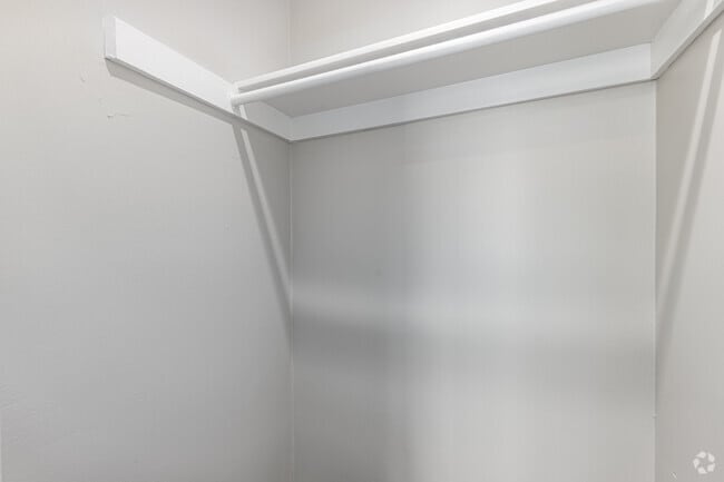 2 habitaciones, 1 baño - 950 pies cuadrados - Armario