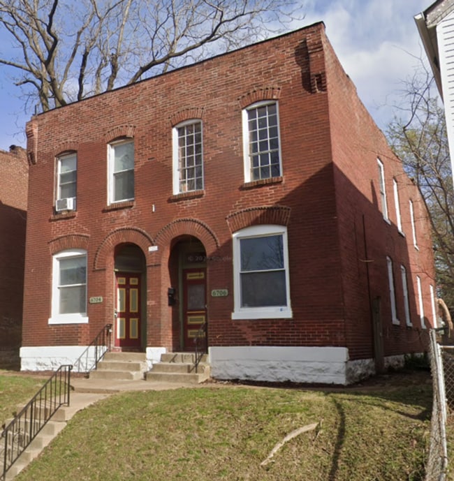 Building Photo - 2 bed/1 Bath Apartment