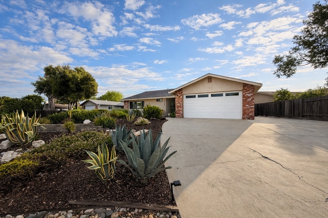 Building Photo - Beautiful 3 Bed / 2 Bath Ranch Home on Corner Lot in Paso Robles *More photos coming soon!!*