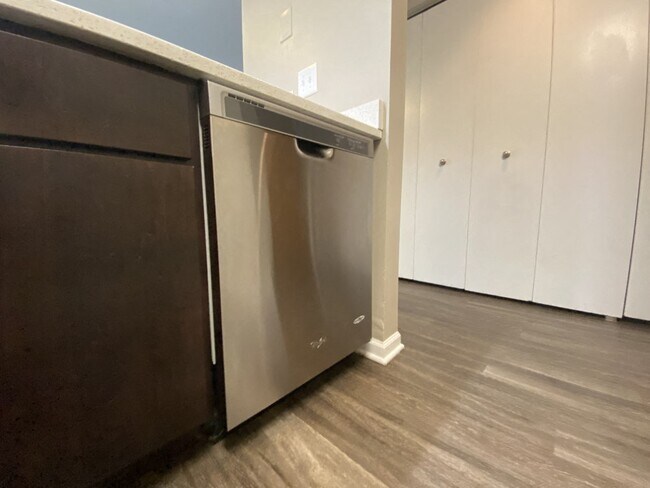 Dishwasher - 818 W. Willow