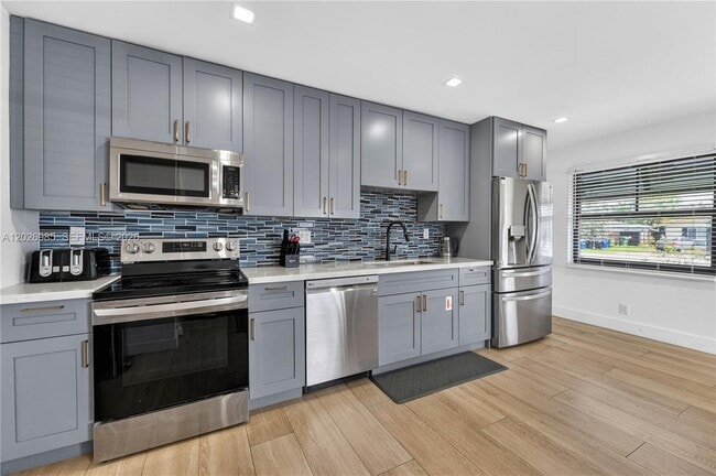 Building Photo - 825 SW 14th St Unit 827
