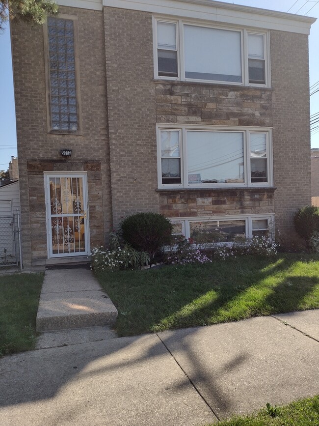 Front building - 5617 N Christiana Ave Unit 2