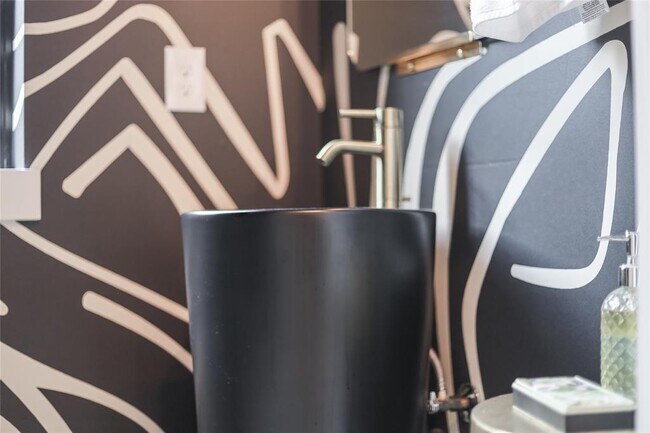 Photo - 1402 Drake Ave