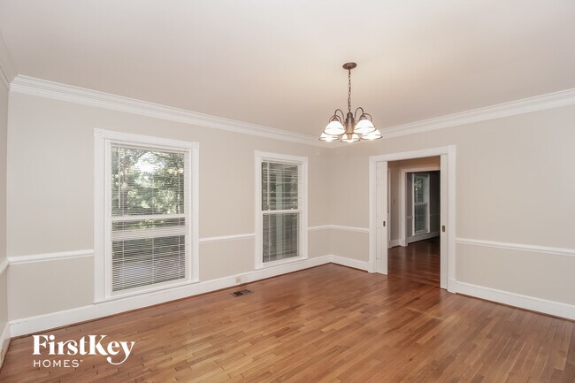 Photo - 4927 Castlewood Dr SW