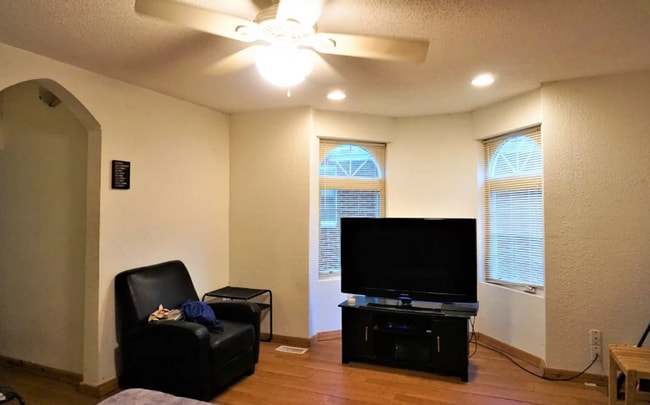 Building Photo - 4-bed, 2-bath home in Urbana available for August!  Currently being remodeled!