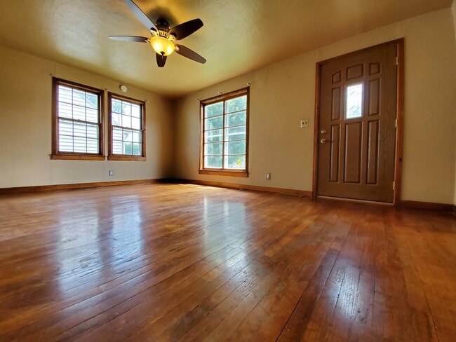 Photo - 1421 3rd St NE