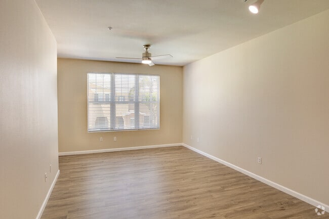1BR, 1BA - 755SF - Living Room