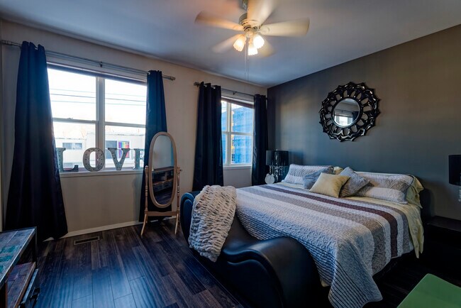 Photo - 10728 Whyte Av NW