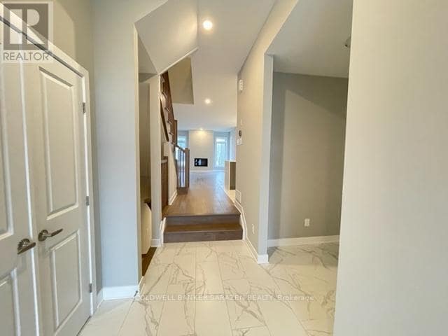 Photo - 330 Whitham Cres