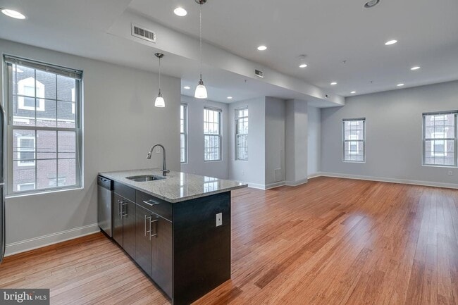 Photo - 2401 Carpenter St