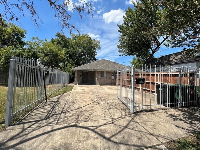 Photo - 915 Pinckney St