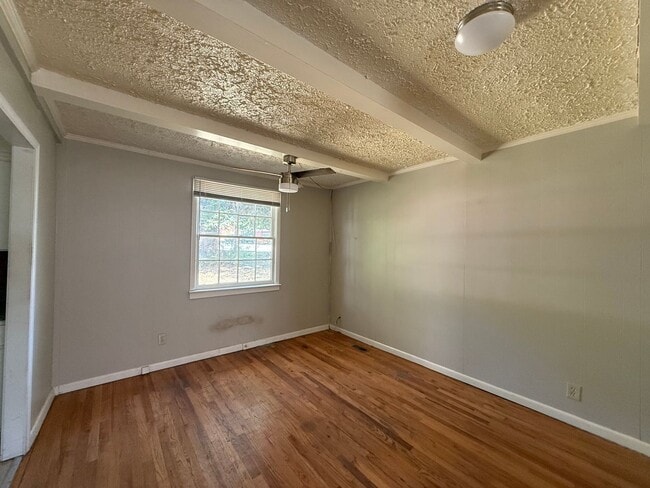 Photo - Pet-Friendly 3-Bedroom Home with Fenced Ya...