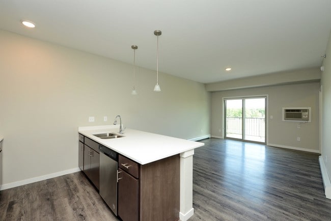 Photo - 304-15t 15th St N