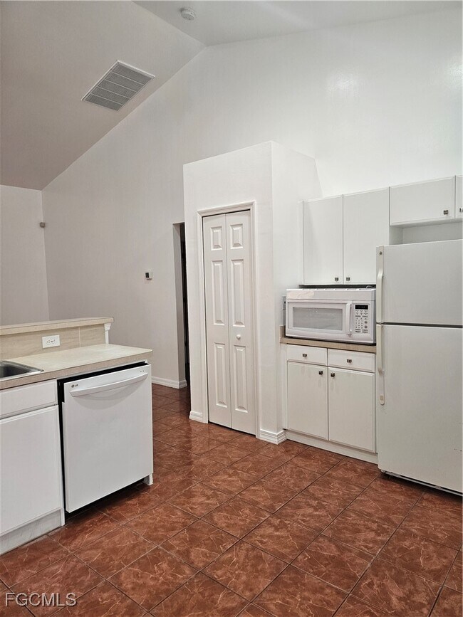 Building Photo - 2511 Sunniland Blvd