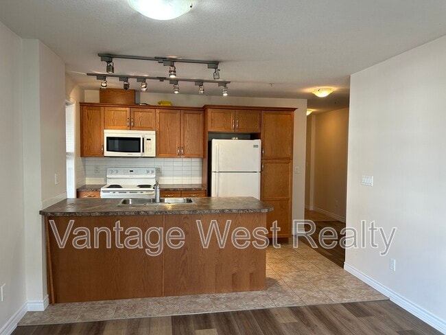 Building Photo - 598-598 Sutherland Ave