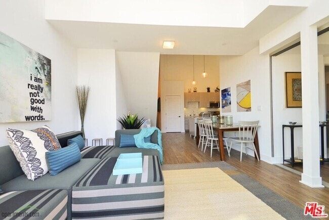 Building Photo - 1168 S Barrington Ave Unit 209 Rental