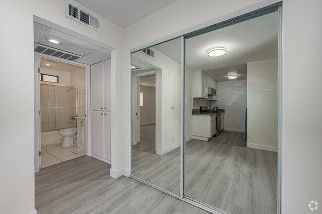 1BR, 1BA - 625SF - Additional Closet
