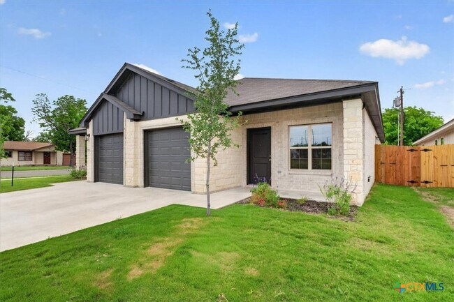 Photo - 412 W Avenue C