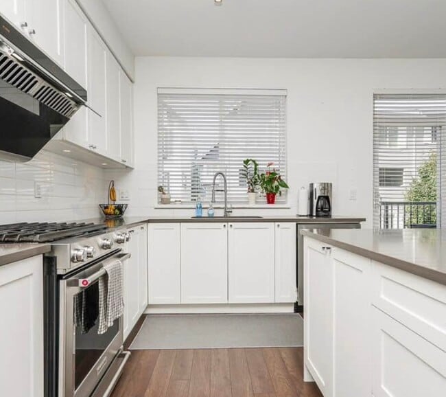 Photo - 16337-16315 15 Ave