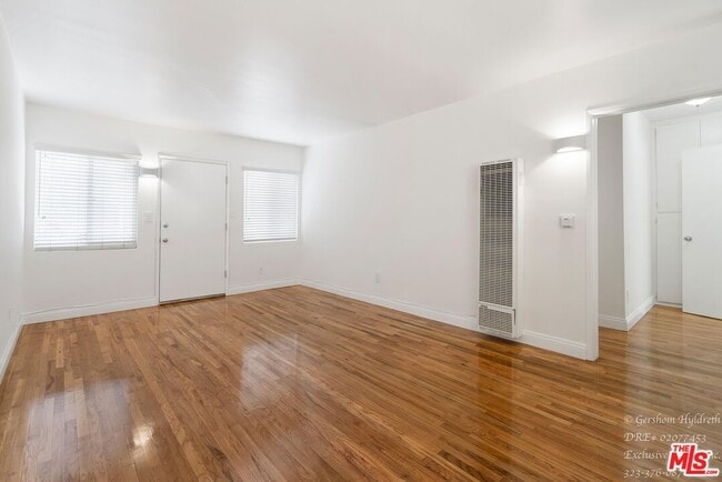 Photo - 6640 Woodman Ave Unit 5