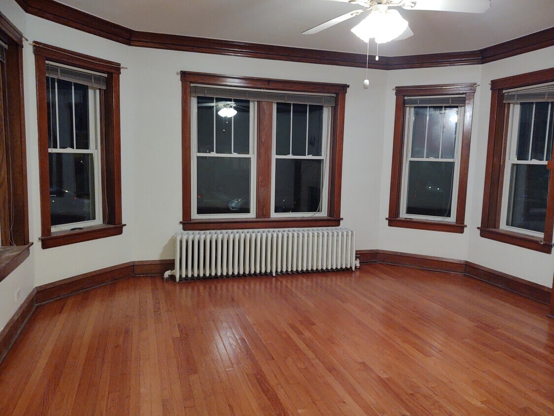 Front Room - 5623 N Mango Ave (Chicago, IL)