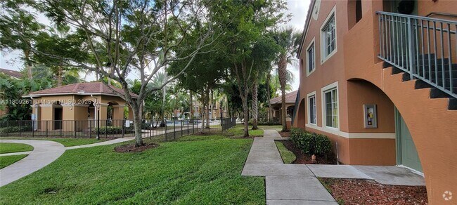 Building Photo - 8000 N Nob Hill Rd Unit 102 Rental