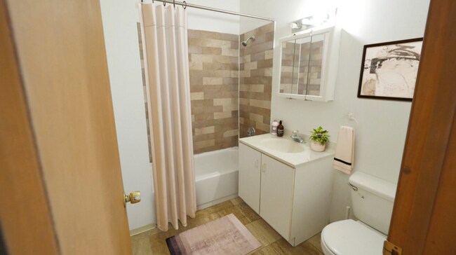 Photo - 630 W Barry Ave