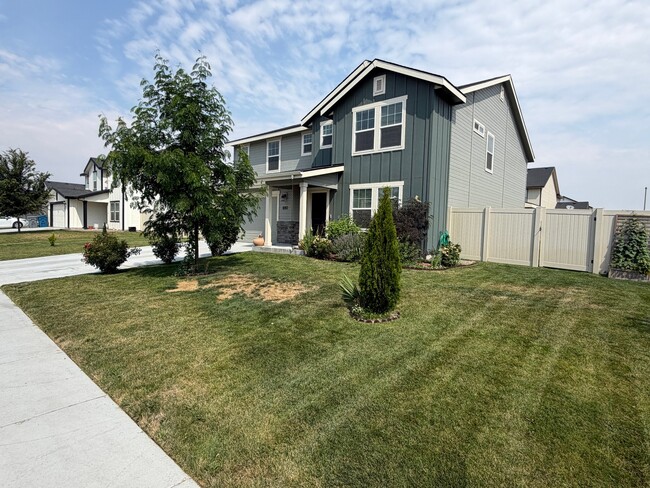 Photo - 690 SW Raelynn St