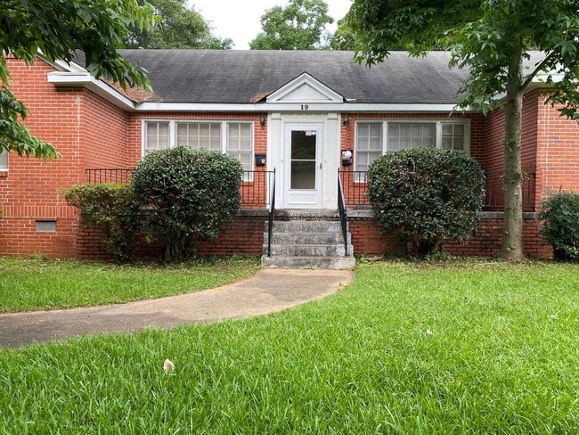 Building Photo - Charming 2-bedroom waiting to be yours !! Rental