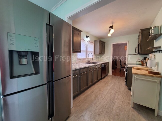 Photo - 652 Chippewa Rd