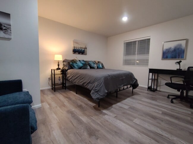 Building Photo - 3039 SE Dune Ave Unit Hamby