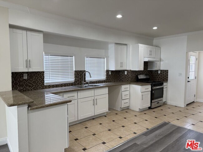 Photo - 1026 E 42nd St