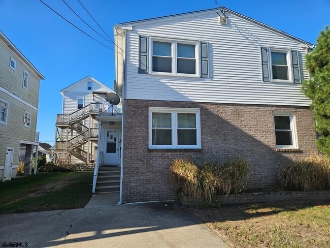 Building Photo - 210 N Surrey Ave