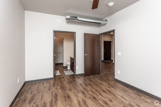 1BR, 1BA - 654 SF