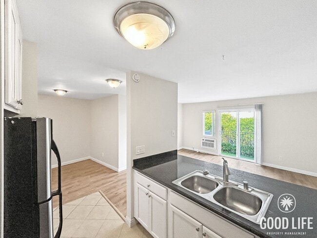 Photo - Stunning 1BD/1BA W/ Reserved Parking and Laundry On-Site in College East! Unit 10