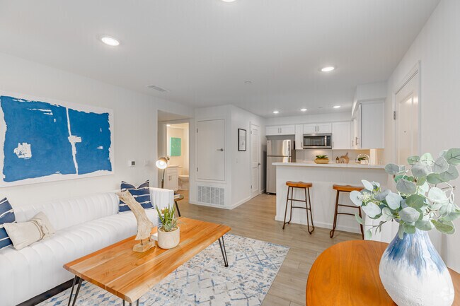 2BR, 1BA - 888SF - Turquoise Place