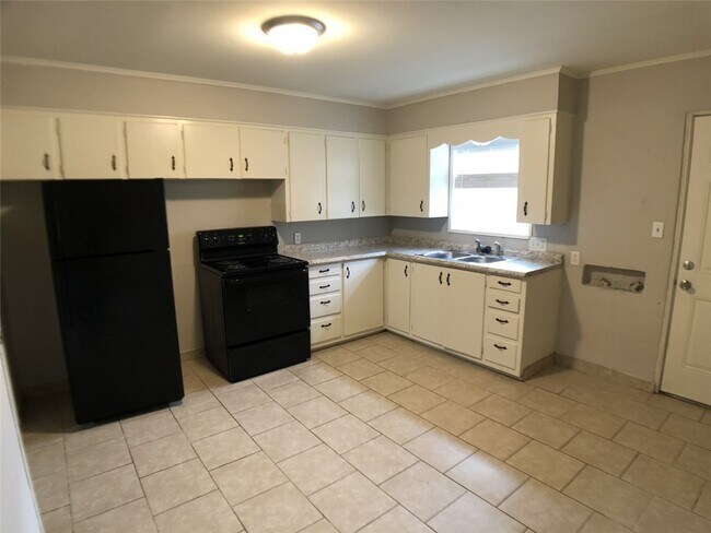 Photo - 908 Young St