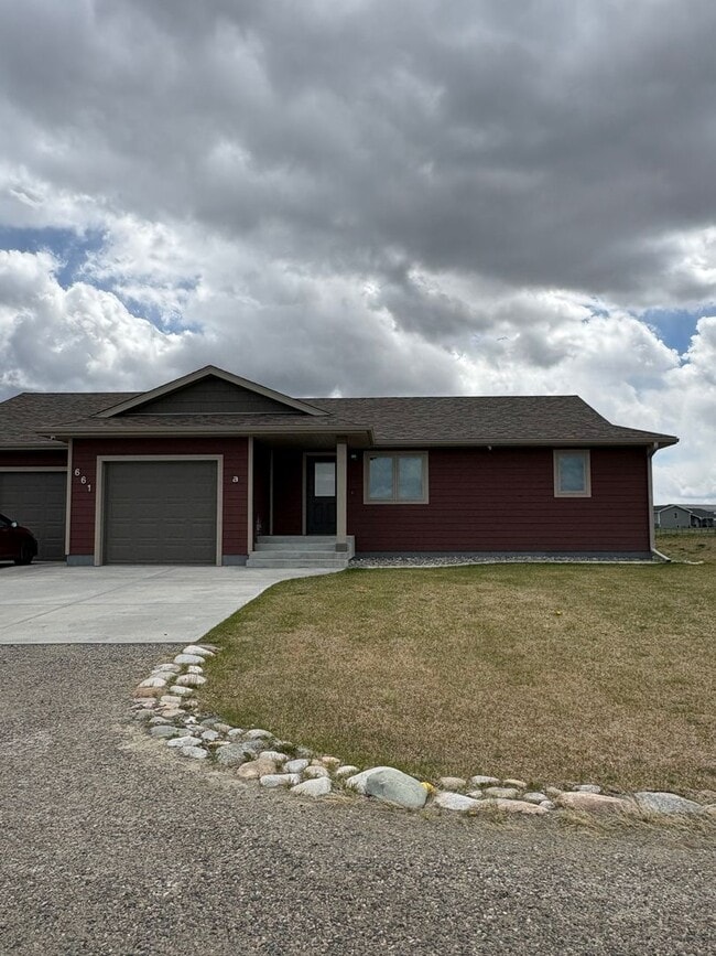 Building Photo - Well maintained 2 B 1 Bath West End Townhome