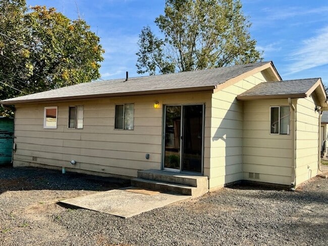 Photo - Spacious 2 Bed / 1.5 Bath Triplex in Quiet Clarkston Neighborhood – Pet Friendly! Unit C