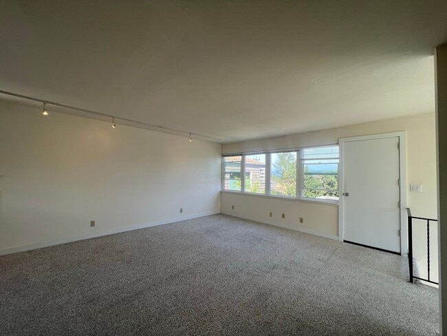 Photo - Bright & Spacious One-Bedroom Overlooking Lake Washington! Unit 4