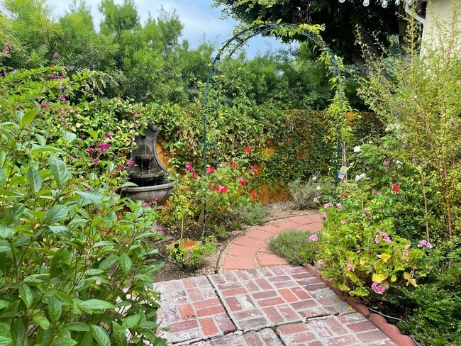 Building Photo - 3227 Bennett Dr Unit 3231 Bennett Dr