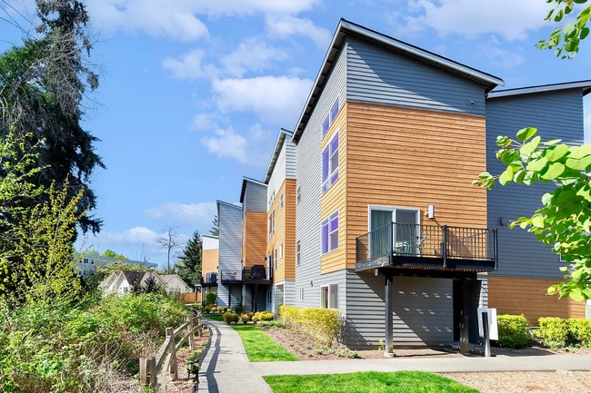 Photo - Modern 3 beds/ 2.5 bath townhouse in Kenmore!