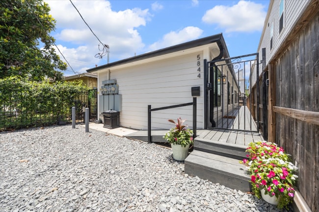 Building Photo - 5844 Darling St Rental