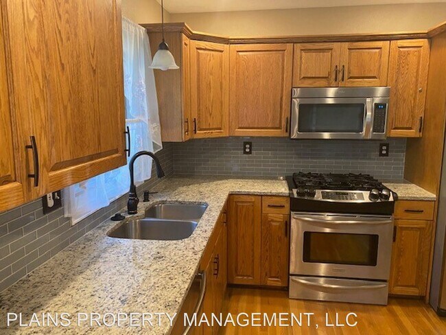 Photo - 5 br, 3.5 bath House - 107 Canberra Avenue