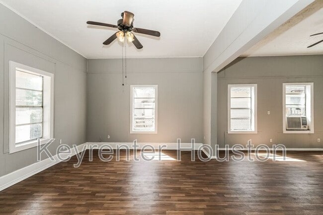 Photo - 4610 Schroeder St