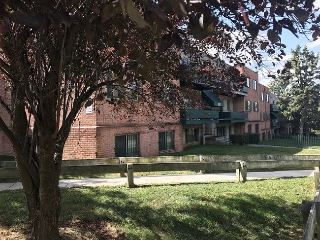 Photo - Colonial Village Apartments