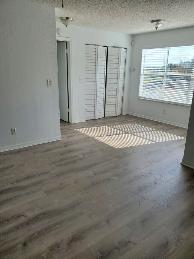 Photo - 4630 Commander Dr Unit 1028